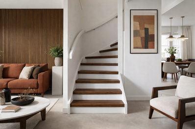 Escalier moderne avec marches Arabica et contremarches blanches : une rénovation élégante qui apporte contraste, luminosité et valorise votre intérieur sans gros travaux.