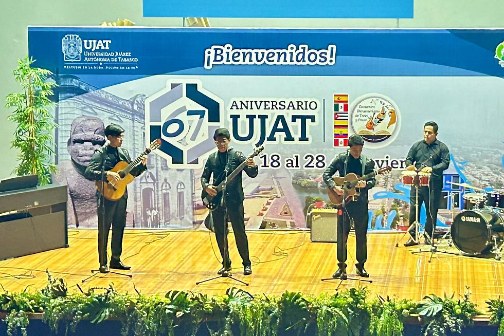 El Trío Madrigal interpreta boleros del recuerdo durante su participación. Foto: Sofía Mollinedo / Noticias a la 8va