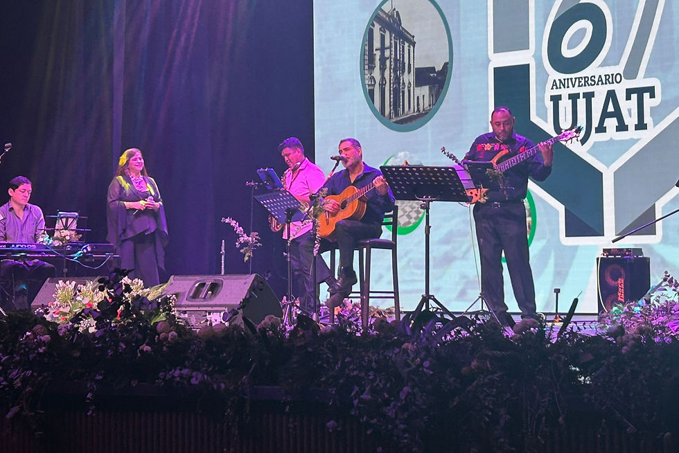 El maestro Daniel García Cacho interpreta una composición de su autoría. Foto: Sofía Mollinedo / Noticias a la 8va
