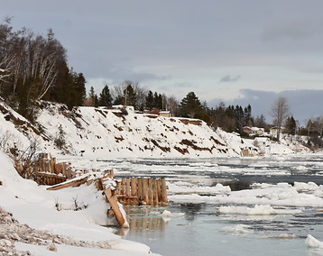 Falaise meuble enneigée - Carleton-sur-Mer