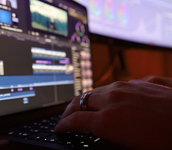 Monteur vidéo professionnel travaillant sur un projet de post-production.