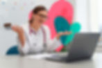 Médica gravando conteúdo informativo para a Comunidade Nascer.