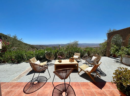 Sfeervolle zithoek met uitzicht.png