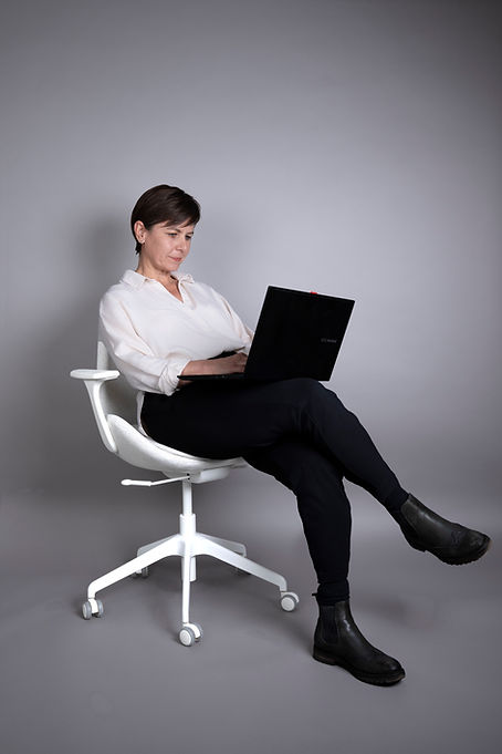 Beatrice mit Laptop_alexandertechnik_gesundes arbeiten.jpg