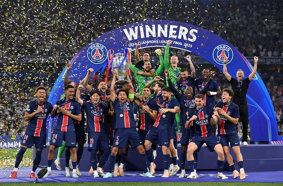 O zagueiro brasileiro Marquinhos levanta a taça da Liga dos Campeões da Europa. Divulgação