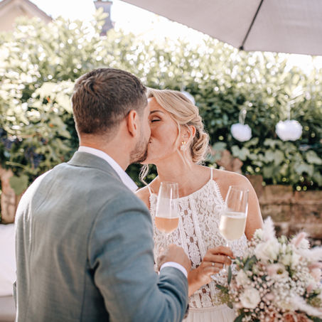 Sonnige Gartenhochzeit randvoll mit Liebe