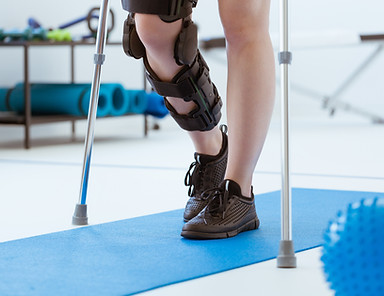 injured-patient-in-a-leg-brace-exercising-on-a-blu-2026-03-10-03-56-43-utc.jpg