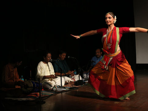 Auditorium de l'Alliance rançaise de Madras, Chennai, Inde.
Récital de Bharata-Natyam avec orchestre live.