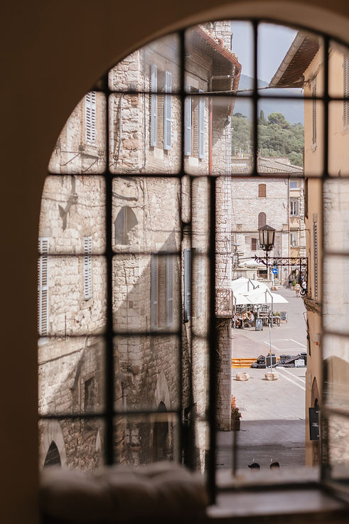 Vista del centro storico di Assisi con Piazza del Comune e strade medievali