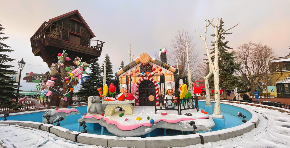 Shiroi Koibito Park candy land decorations in outside area.