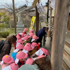 高木保育園の園児の皆さんがお参りに来てくださいました