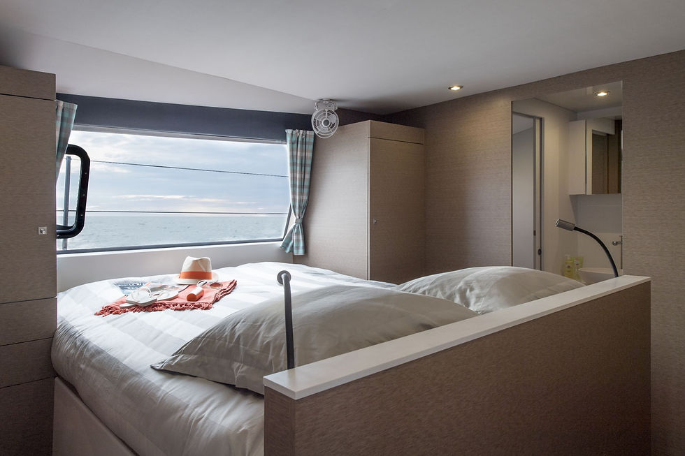 A cabine principal do Neel 51, situada no convés principal com janelas panorâmicas, abundante luz natural e banheiro privativo, oferece um refúgio espaçoso e luminoso com acesso direto ao mar.