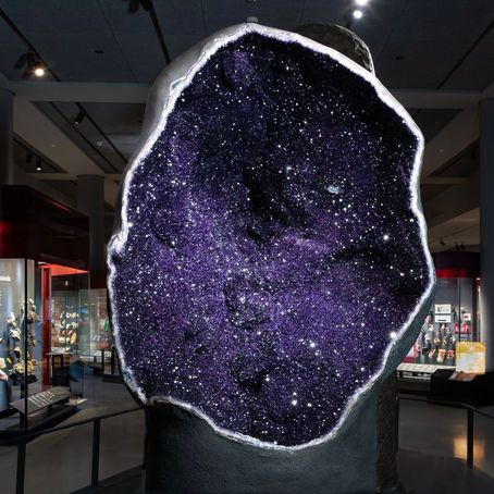 Amethyst Kristall: Alles über die violette Varietät des Quarzes: Der ultimative Leitfaden für diesen atemberaubenden Kristall 🔮