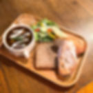 牛すじシチューとパンのプレート