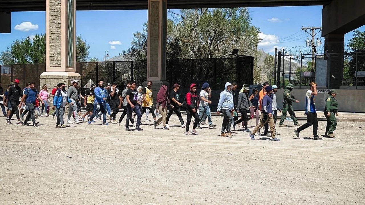 migrants-walking.webp