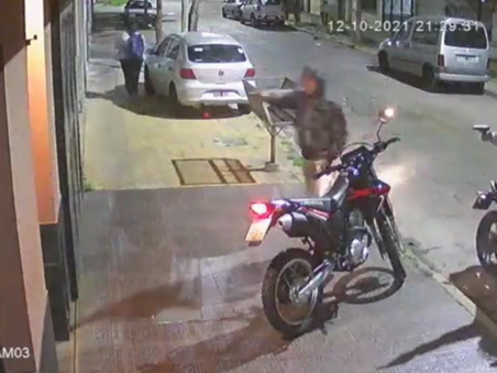 Asesinaron a un policía de la Ciudad para robarle la motocicleta 