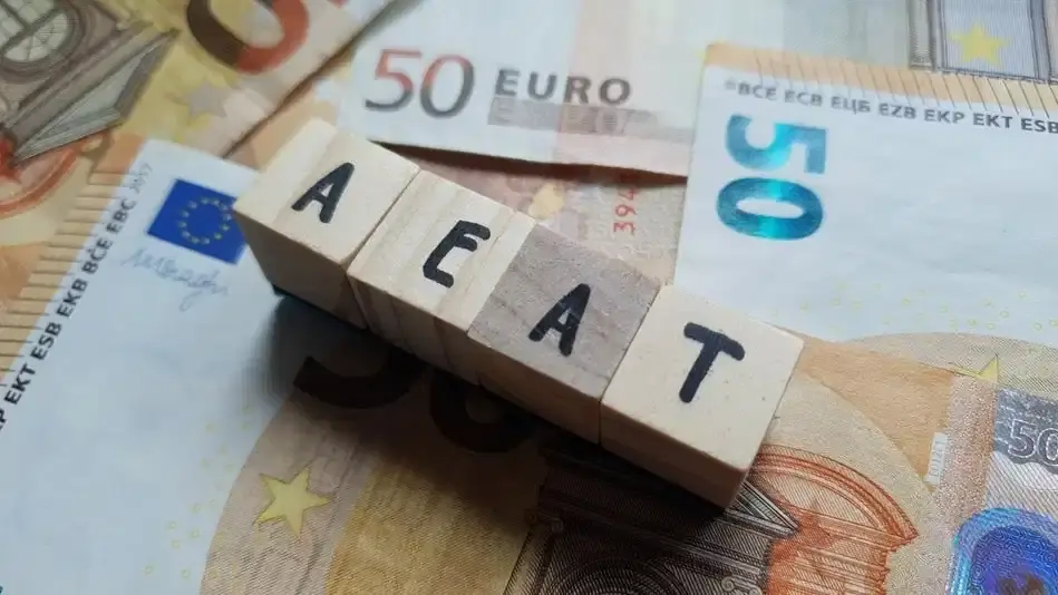 AEAT y billetes de dinero para ilustrar las deudas con Hacienda