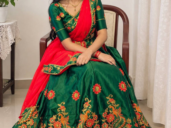 பச்சை மற்றும் சிவப்பு நிற எம்பிராய்டரி லெஹெங்கா சோளி