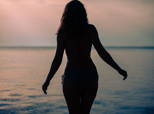 woman-in-swimming-suit-in-front-of-sea-no-face-sum