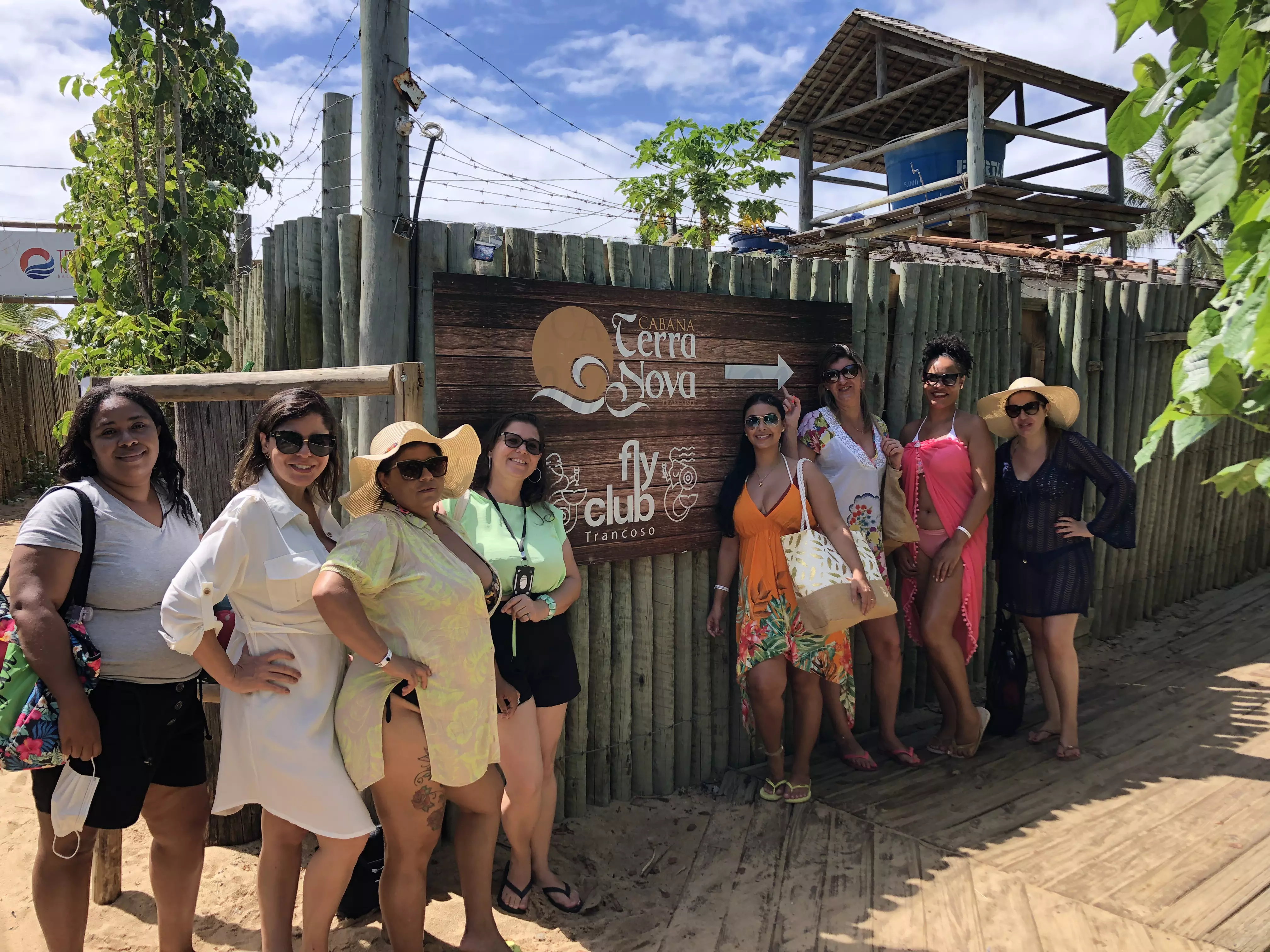 mulheres-grupo-de-viagem.webp