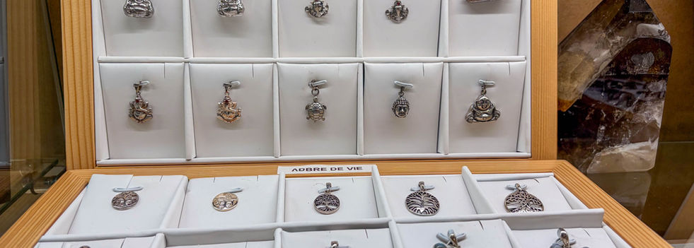 Pendentifs en argent dans la bijouterie Déco Antique à Lobbes