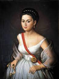 Retrato de una joven Manuela Sáenz con banda roja y un sol en la cintura.