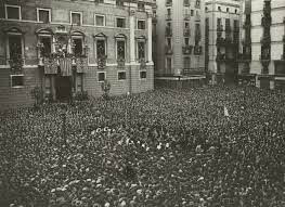 Miles de personas llenan una plaza en apoyo a la proclamación de la Segunda República.