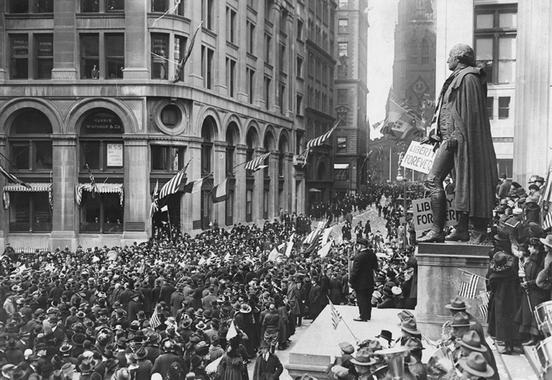Ciudadanos de NY celebran en Wall Street el fin de la I Guerra Mundial.
