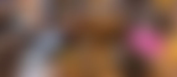 6 unterschiedliche junge Menschen sitzen um einen Besprechungs-Tisch.