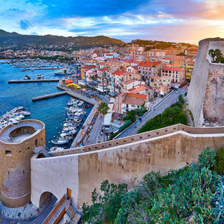 Citadelle et port de Calvi en Corse, vue panoramique au coucher du soleil lors d’une excursion depuis l’Hôtel Le Bon Accueil à Porto Ota