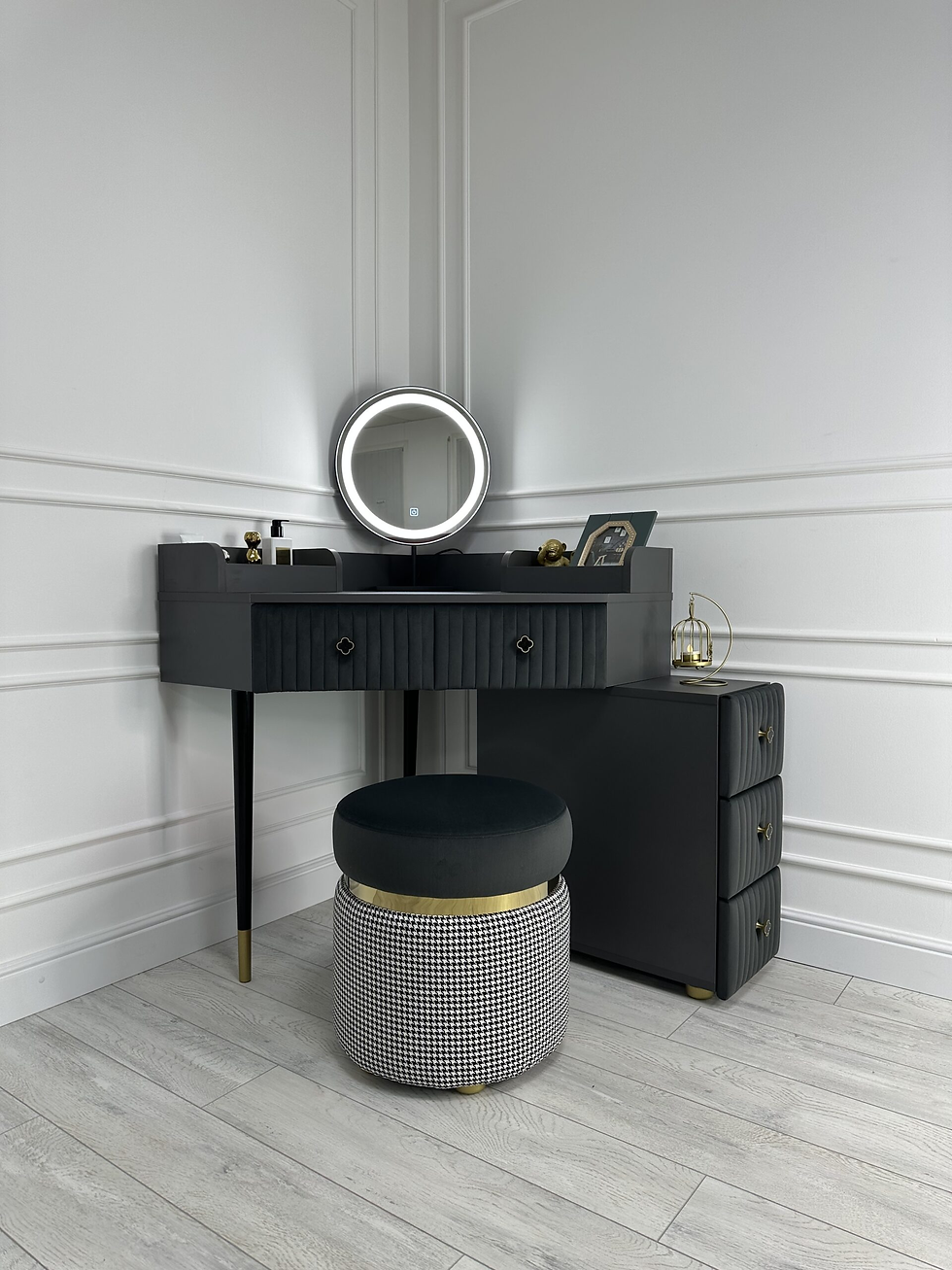 Прев'ю: Дамський столик “Chanel”