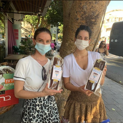 מתנדבות מחזיקות עוגות
