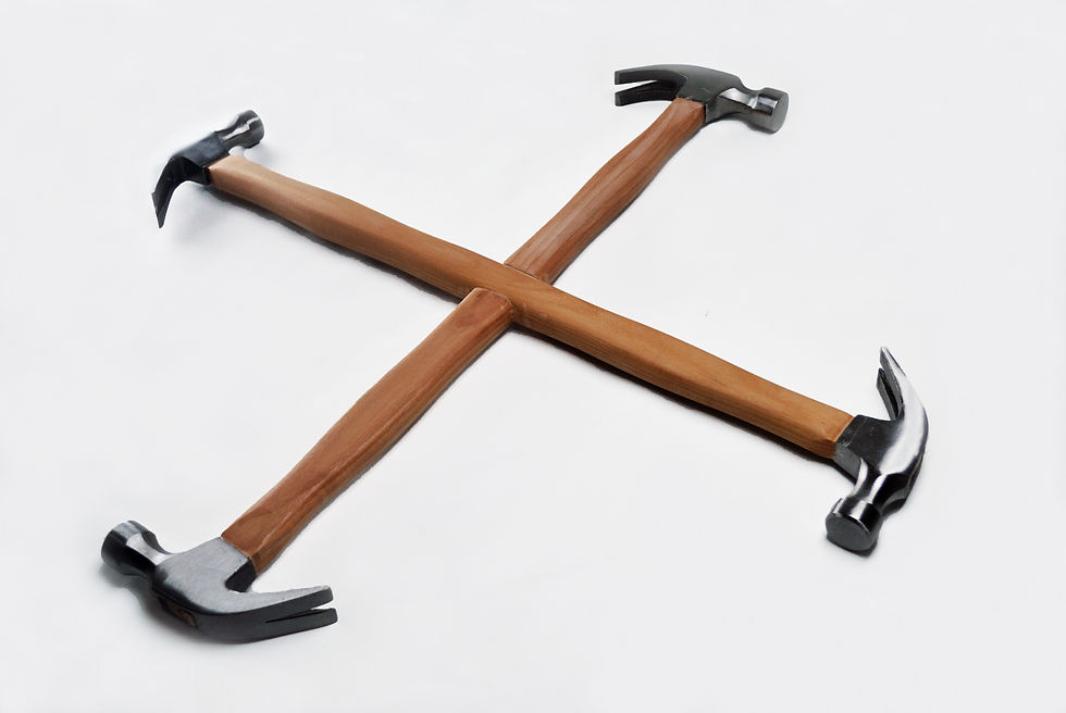 MARTILLO COMUNITARIO, 2012. Madera y fierro, 66x66x05 cms