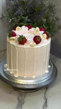 Strawberry banana smoothie cake