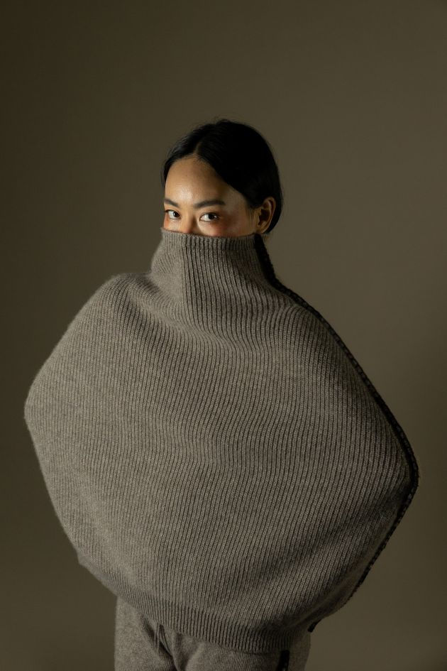 Thumbnail: Cape en maille avec blanket stitch 100 % yack