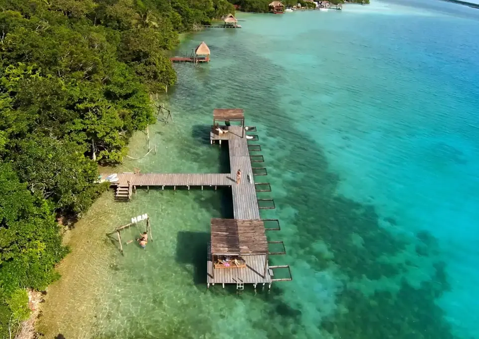 Muelle del hotel MBH en Bacalar visto desde dron con laguna y selva