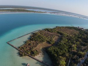 ✨ Lo que nadie te contó sobre la laguna de Bacalar (y sus guardianes milenarios)