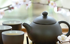 pot of teat and teacups