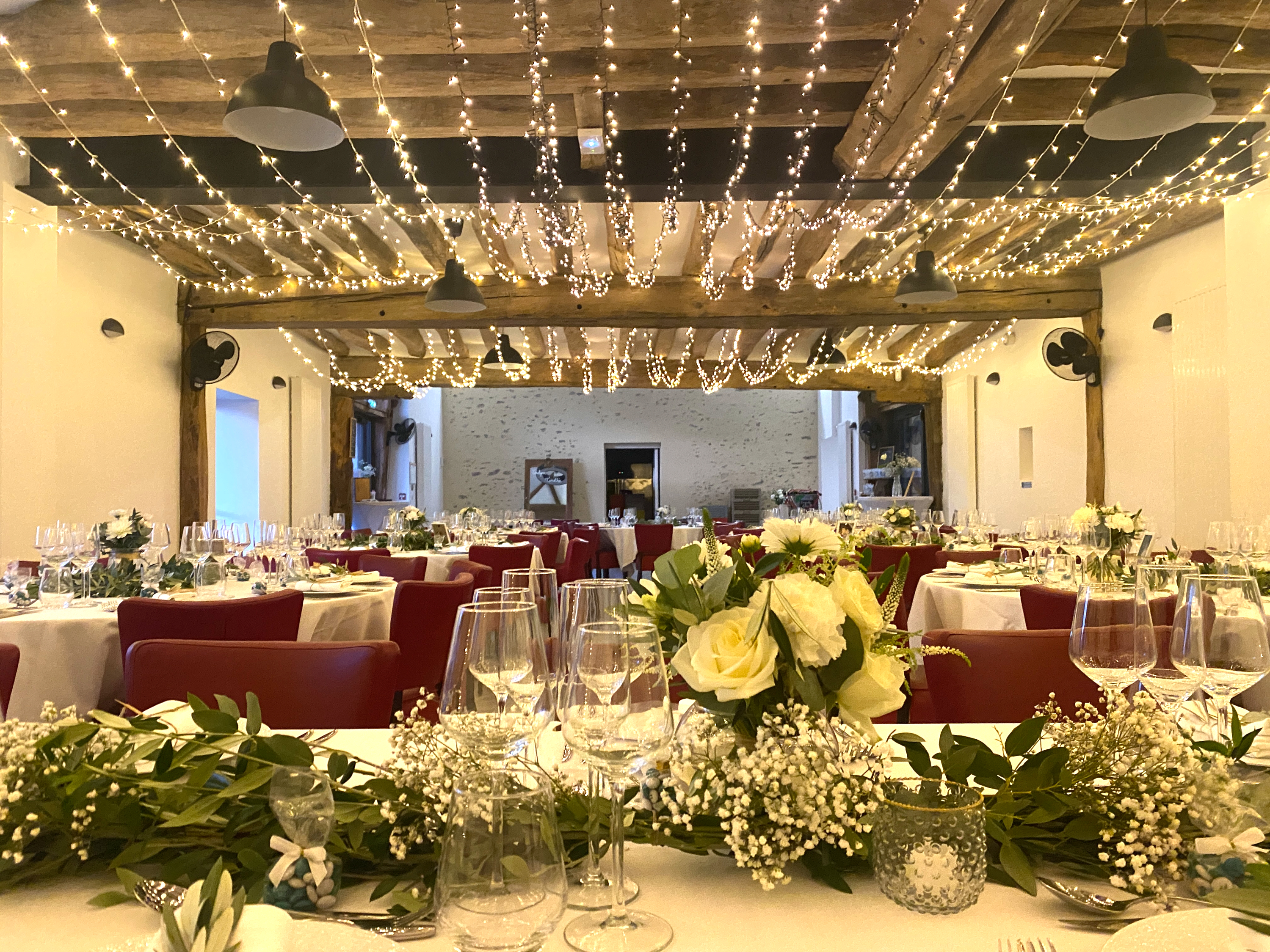 Salle de réception avec tables rondes et décoration