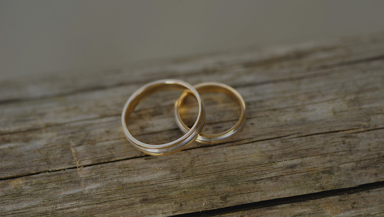Gold wedding rings_edited.jpg