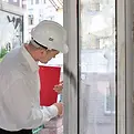Immobiliengutachter inspiziert Fenster