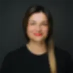 Eine weiblliche Physiotherapeutin, die sich auf neurologische Physiotherapie und Yoga spezialisiert hat.