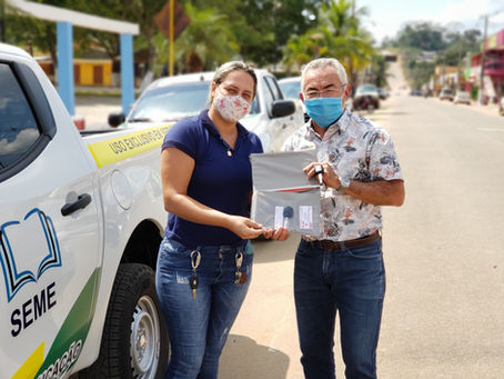 Prefeito Antônio Barbosa de Sousa (Zum) faz entrega de duas camionetes 