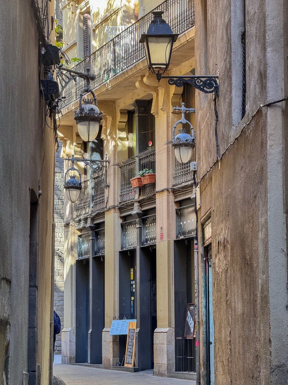Scrolling down the Gothic Quarter.