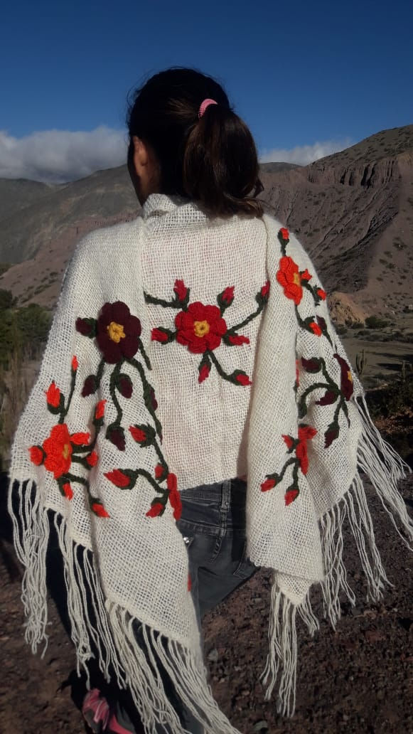 Miniatura: Chal bordado de lana de llama