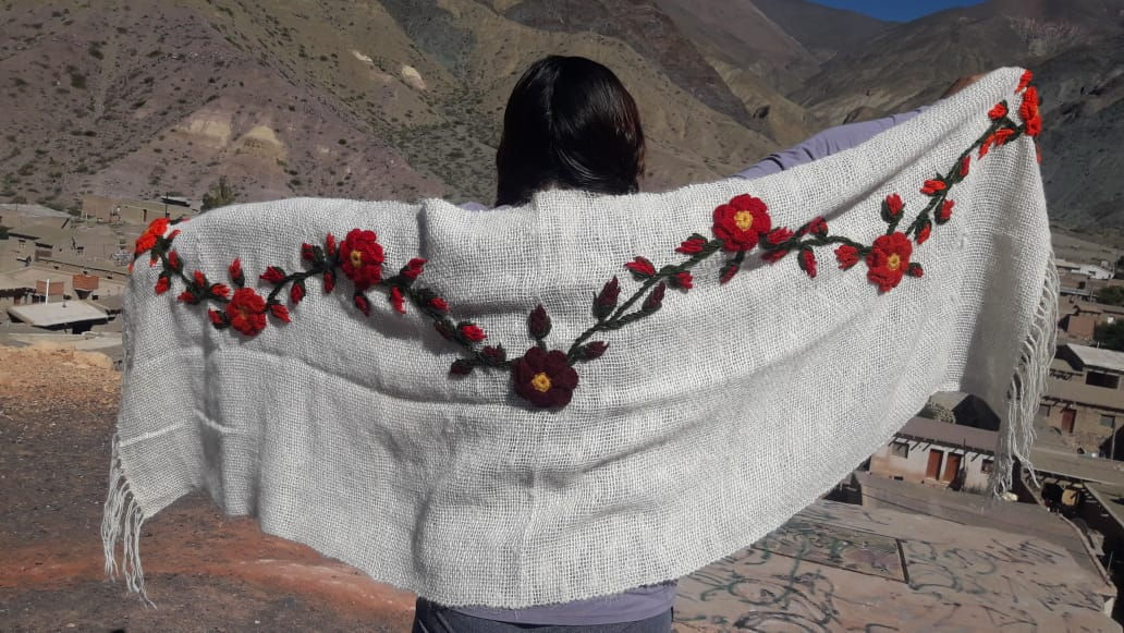 Chal bordado de lana de llama