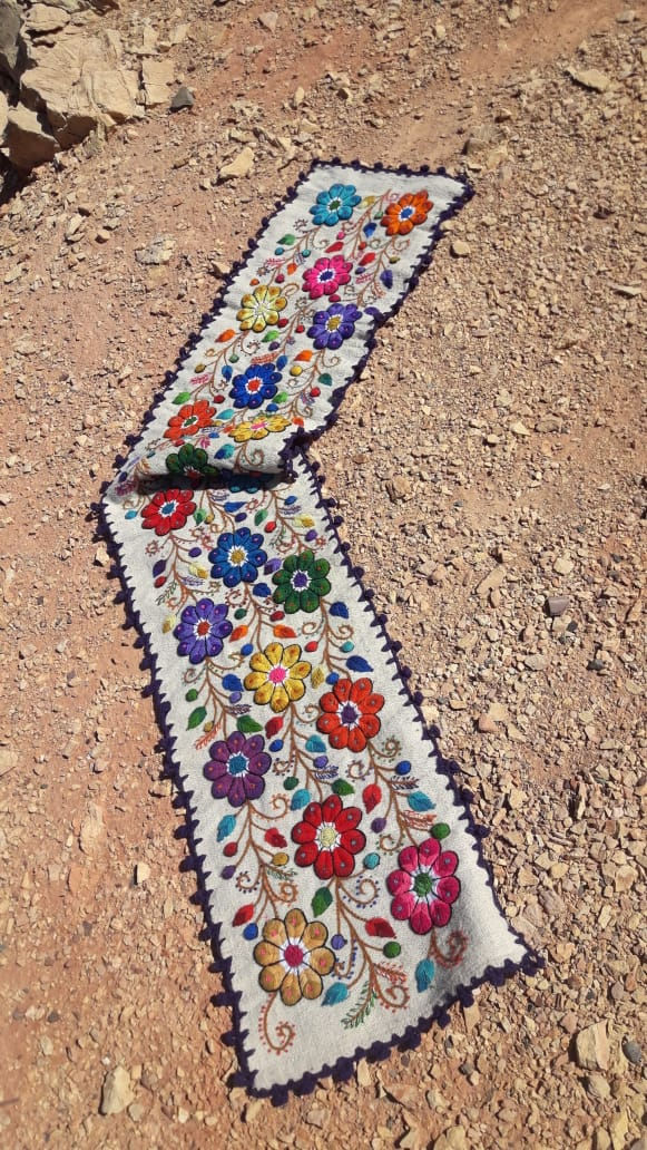 Miniatura: Camino en telar, con flores bordadas