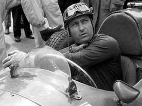 Juan Manuel Fangio em seu carro de corrida