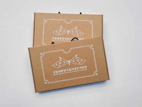 국립대한민국임시정부기념관 교구재 키트
<임시정부 인물카드 꾸미기> 작업을 했습니다.

20장으로 구성된 인물카드를 틴케이스에 포장하고,
친환경 종이 키트를 제작하였습니다.

깊은 의미가 담긴 작업을 맡겨주셔서 감사합니다.
