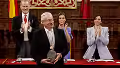 Reyes de España entregan Premio Cervantes 2025 a Gonzalo Celorio